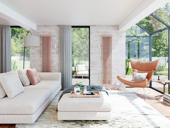 modernt vardagsrum med glasfronter och designradiatorer zehnder charleston